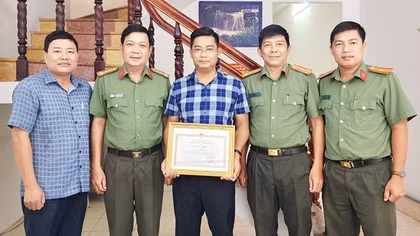 PV Báo CAND được khen thưởng vì có thành tích xuất sắc trong phong trào Toàn dân bảo vệ ANTQ