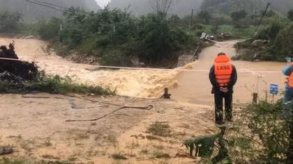 Đi xe máy qua cầu tràn, 2 người bị nước cuốn mất tích