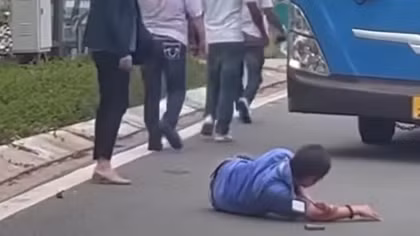 Điều tra nhóm người đánh tài xế xe buýt gây thương tích