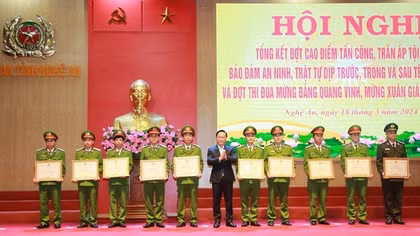 Công an Nghệ An: Khen thưởng nhiều tập thể, cá nhân có thành tích xuất sắc