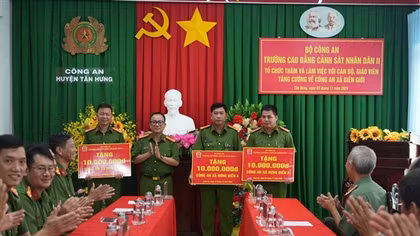 Trường Cao đẳng CSND II tặng quà Công an xã biên giới ở Long An