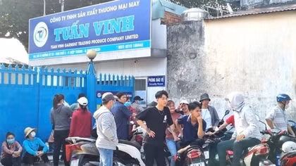 Công nhân đội nắng đến đòi nợ lương, giám đốc công ty "biến mất"