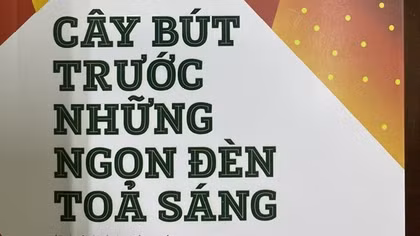 Nhà văn Đoàn Minh Tuấn ra mắt sách “Cây bút trước những ngọn đèn tỏa sáng”