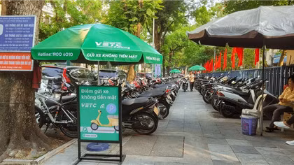 Trông giữ xe không dùng tiền mặt: Sở GTVT Hà Nội nói gì về những sự cố?