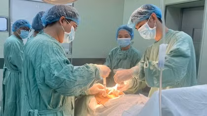 Hai cháu bé mắc bệnh tan máu bẩm sinh được ghép tủy đồng loại