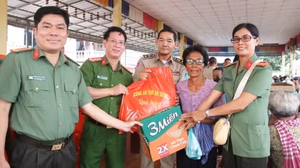 Khám, phát thuốc và tặng quà người dân có hoàn cảnh khó khăn tại Campuchia