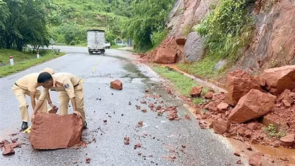 Công an Hoà Bình vận động di dời hàng trăm hộ dân khỏi vùng nguy cơ sạt lở