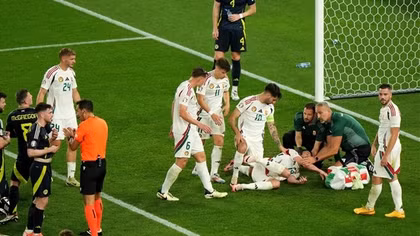 Tiền đạo Hungary gãy xương mặt sau va chạm kinh hoàng trên sân