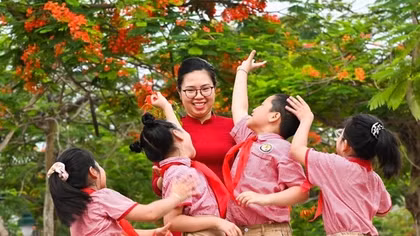 Du khách nhộn nhịp tàu xe về Hải Phòng