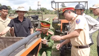 Dán phản quang cho máy cày phòng ngừa tai nạn ở vùng nông thôn