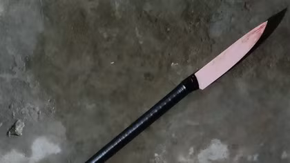 Bị cha la mắng, con xách dao ra "nói chuyện"