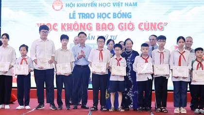 Trao học bổng "Học không bao giờ cùng" cho 463 cá nhân tiêu biểu