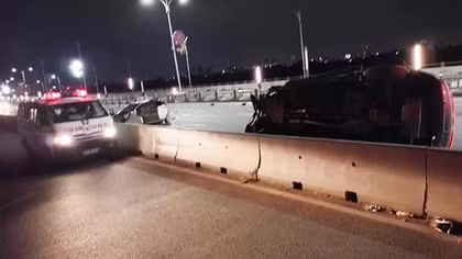 Tai nạn lúc rạng sáng, hai ô tô biến dạng trên cầu Vĩnh Tuy