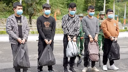 Trao trả 5 đối tượng người Trung Quốc có dấu hiệu lừa đảo