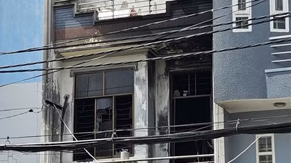Dùng xe tải tông sập cửa ngôi nhà để cứu người mắc kẹt trong đám cháy