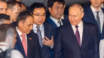 Tổng thống Vladimir Putin tới Hà Nội, bắt đầu chuyến thăm cấp Nhà nước đến Việt Nam