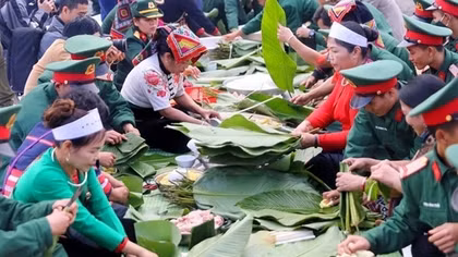 Đại diện các cộng đồng dân tộc tham gia chương trình “Bánh chưng xanh - Tết vì người nghèo”