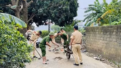 Công an TP Thanh Hóa giúp dân dọn dẹp vệ sinh sau mưa lũ