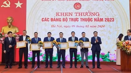 Đảng bộ Vietcombank nhận Bằng khen “hoàn thành xuất sắc nhiệm vụ” năm 2023