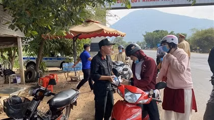 Cảm động hình ảnh CBCS vùng biên “đội nắng” vá xe, tiếp nước suối người dân nghèo