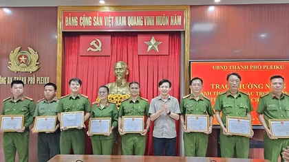 Thưởng nóng Công an TP Pleiku về thành tích triệt phá sòng bạc quy mô lớn