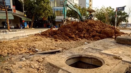 Dân khốn khổ vì đào xới vỉa hè gần 3 tháng không xong