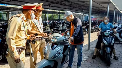 Bị CSGT vào trường xử lý vi phạm, học sinh gọi bố mẹ đến "tẩu tán" xe máy khỏi bãi trông giữ