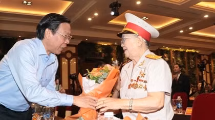Trao tặng 113 suất quà cho thương binh nặng và gia đình liệt sĩ của Sư đoàn 5