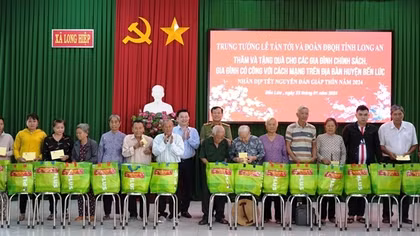 Đồng chí Lê Tấn Tới tặng quà gia đình chính sách và người dân nghèo Long An