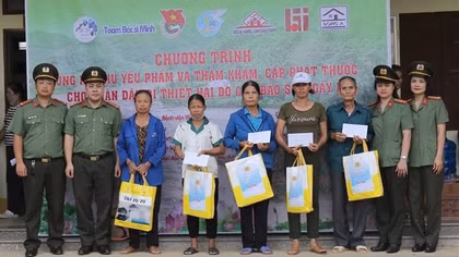 Cục Quản lý xây dựng và doanh trại tặng quà, khám chữa bệnh miễn phí cho người vùng lũ