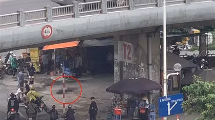 Đi xe máy tự đâm vào lan can cầu Vĩnh Tuy, một người "bay" khỏi cầu