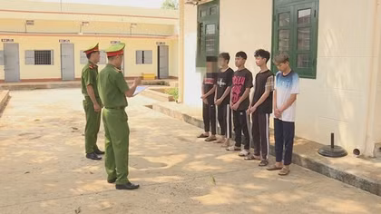 Bé gái 12 tuổi bị 5 thanh thiếu niên dụ vào nhà nghỉ