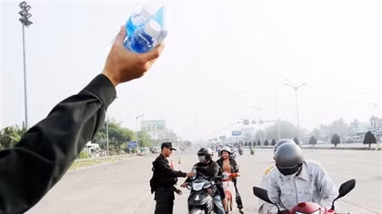 Trạm tiếp sức làm mát lòng người dân miền Tây về quê đón Tết