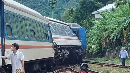 Tàu sắt Bắc - Nam chở khách trật bánh 2 toa khi vào khu gian ga Lăng Cô