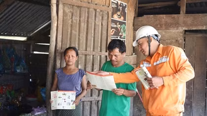 Đồng bào dân tộc ít người ở hai xã biên giới ở Quảng Bình có điện lưới để đón Tết