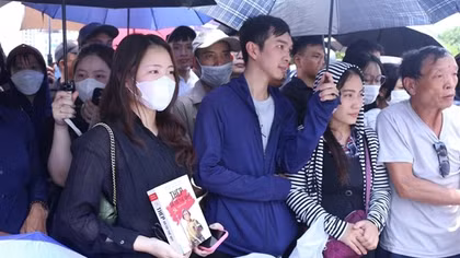 Nghẹn ngào chờ tiễn biệt Tổng Bí thư Nguyễn Phú Trọng tại Nghĩa trang Mai Dịch