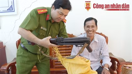 Những cán bộ hưu trí tự nguyện giao nộp vũ khí quân dụng
