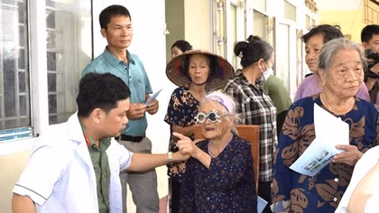 Bệnh viện 19-8 khám bệnh miễn phí và trao quà cho gia đình chính sách, hộ nghèo tại Hưng Yên
