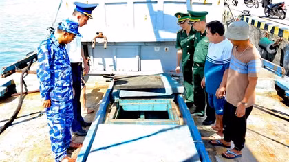 Phối hợp bắt giữ tàu chở dầu không có giấy tờ hợp pháp