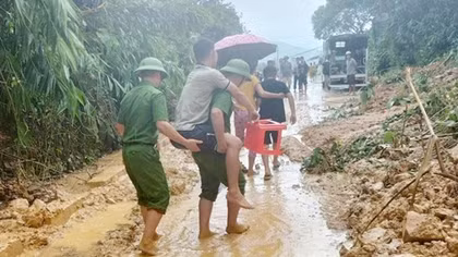 Công an xã kịp thời đưa 2 người dân vùng lũ đi cấp cứu