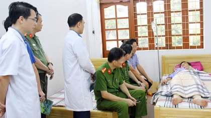 Thăm hỏi động viên cán bộ chiến sĩ bị thương khi đang làm nhiệm vụ