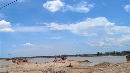 Một doanh nghiệp bị phạt tiền do khai thác cát vượt quá độ sâu cho phép