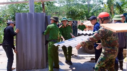 Công an Hương Sơn giúp dân khắc phục thiệt hại do lốc xoáy gây ra