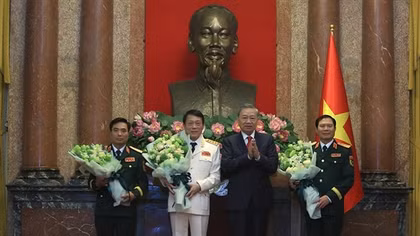 Phát huy truyền thống vẻ vang của QĐND, CAND anh hùng, xứng đáng là người chỉ huy tài năng, mẫu mực