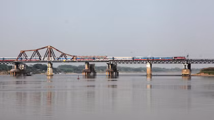 Nhiều lưu ý khi lưu thông qua sông Hồng
