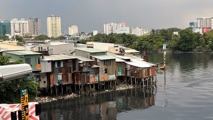 Nhiều khó khăn trong việc di dời nhà ven kênh rạch
