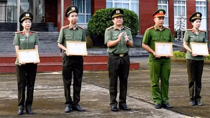 Công an Trà Vinh trao giải cuộc thi viết “Tìm hiểu Luật Căn cước trong CAND”