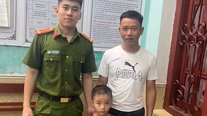 Công an phường tìm bố mẹ cho cháu bé 5 tuổi bị lạc
