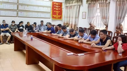Bắt quả tang 20 con bạc chơi xóc đĩa trên tàu du lịch Thung Nai