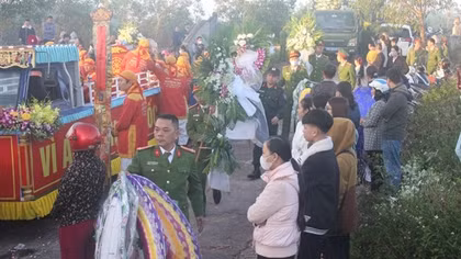 Nghẹn ngào tiễn đưa cán bộ Công an phường anh dũng hy sinh